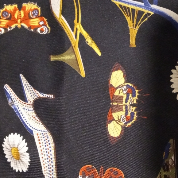 AUTHENTIC SALVATORE FERRAGAMO SCARF - Picture 9 of 12